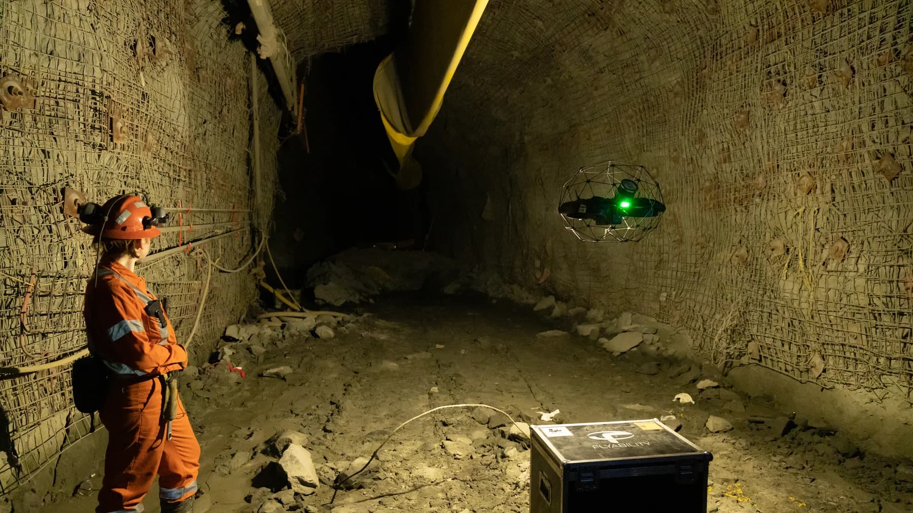 Operator prowadzący inspekcję dronem Elios 3 w przestrzeni podziemnej