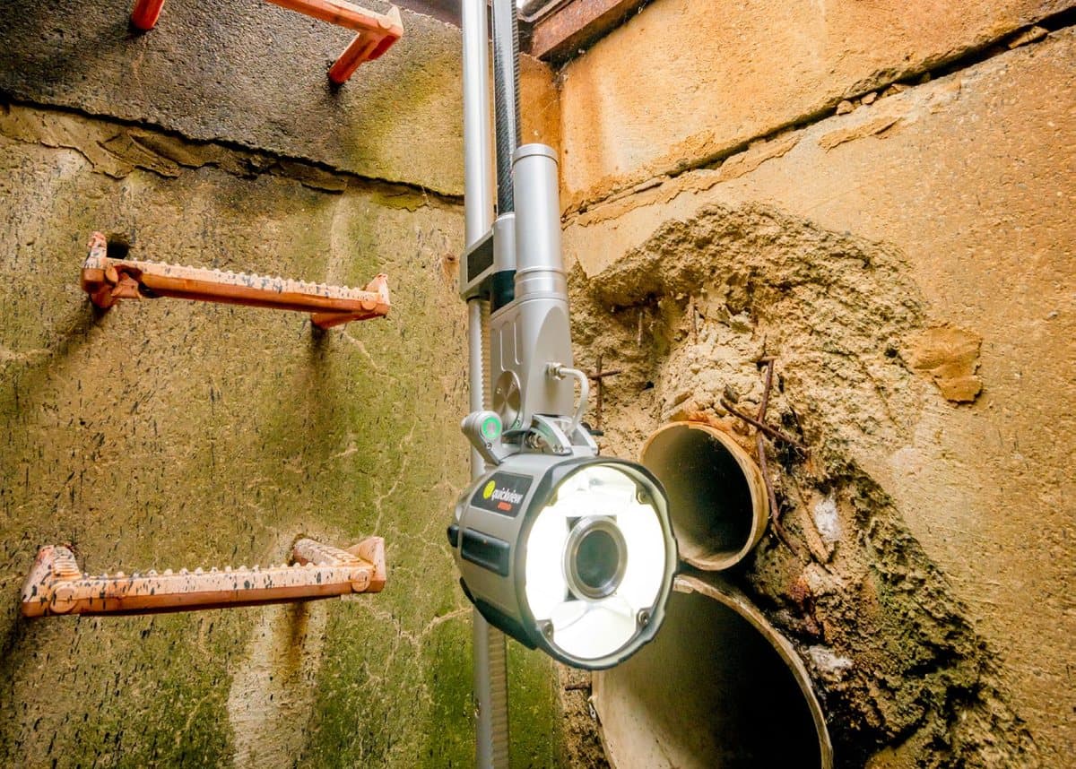 Kamera Quickview Air-HD na żerdzi w studzience kanalizacyjnej