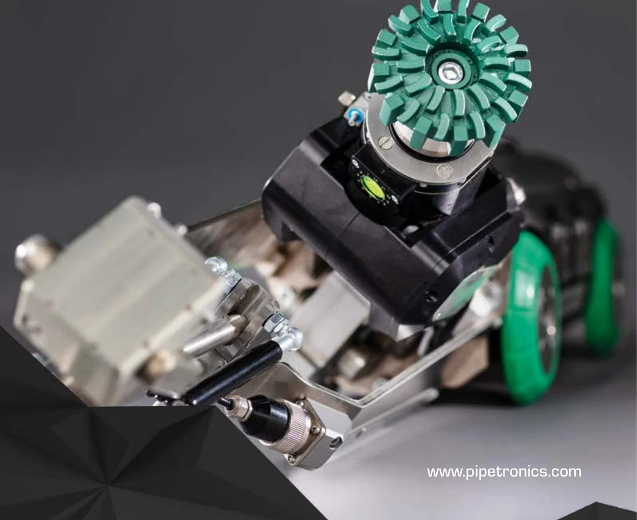 Robot Pipetronics z zieloną głowicą frezującą i kamerą