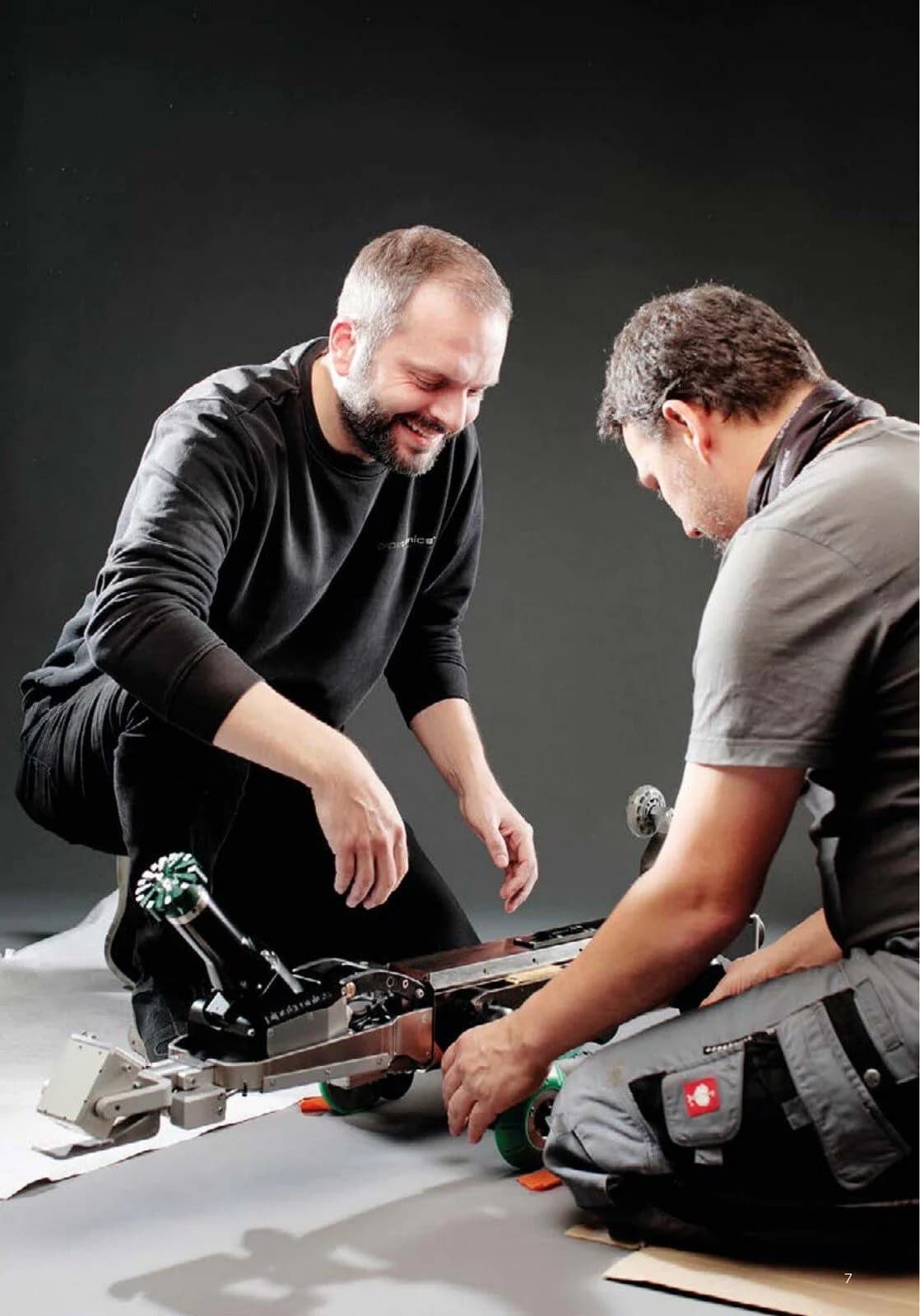 Inżynierowie Pipetronics przy serwisie robota