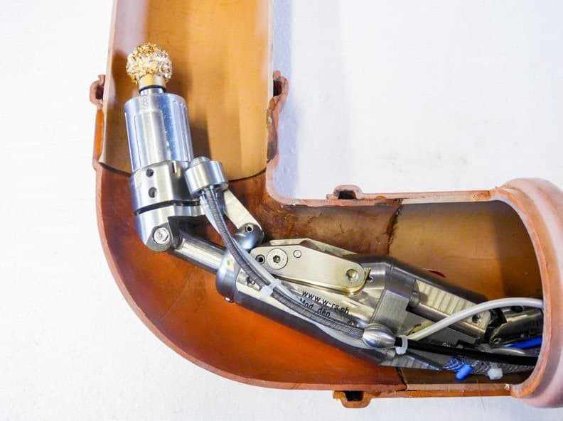 Pneumatyczny robot RS MicroCutter wewnątrz przekroju rury z przyłączem