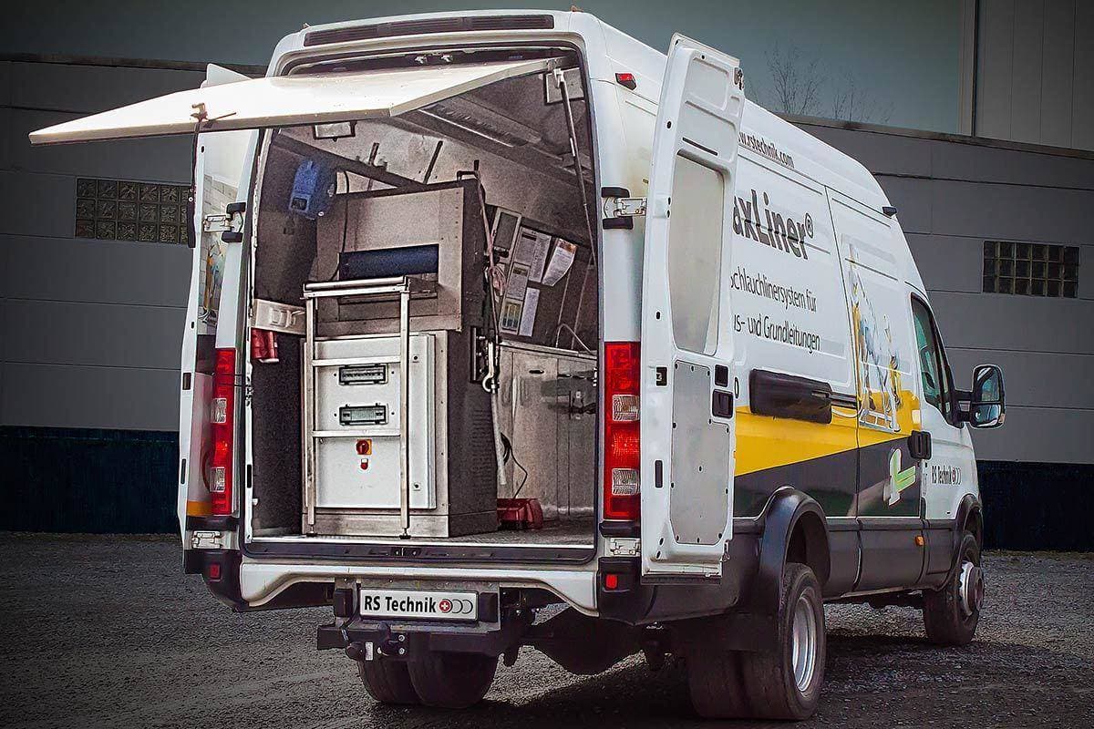 Pojazd RS Technik z otwartą zabudową renowacyjną i wyposażeniem do instalacji rękawów